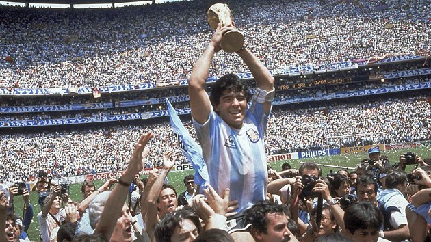 Maradona.jpg.76bd7d5b7dbd94a4d9a33429b54c9c30.jpg